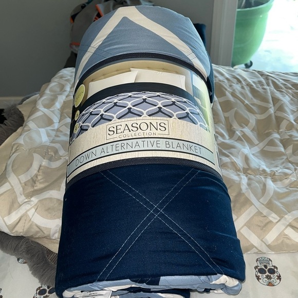 Seasons Collection Down Alternative Blanket Queen - Picture 1 of 4